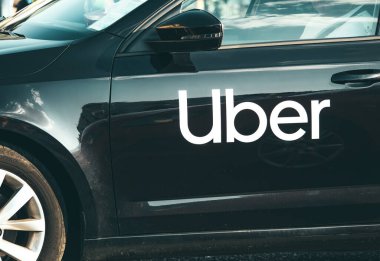 Bükreş, Romanya -01 Temmuz 2023: Trafikte Uber adlı yolcu taşıma şirketinin logosuna sahip araba.