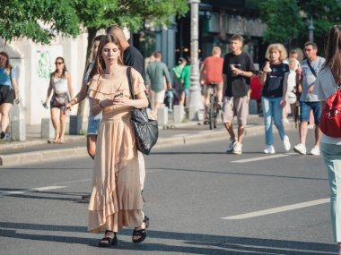 Bükreş, Romanya - 17 Haziran 2023: Turistler ve yerel halk Zafer Caddesi 'nde geziniyor ve yürüyor (Calea Victoriei). Bükreş 'in eski kentindeki yayalar