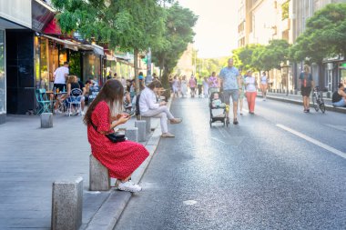 Bükreş, Romanya - 17 Ağustos 2023: Turistler ve yerel halk Zafer Caddesi 'nde geziniyor ve yürüyor (Calea Victoriei). Bükreş 'in eski kentindeki yayalar