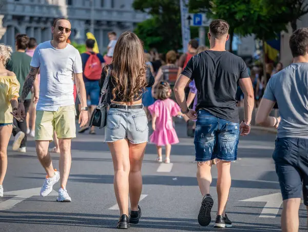 Bükreş, Romanya - 17 Haziran 2023: Turistler ve yerel halk Zafer Caddesi 'nde geziniyor ve yürüyor (Calea Victoriei). Bükreş 'in eski kentindeki yayalar