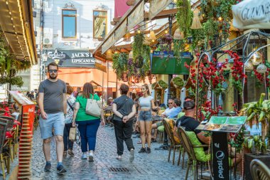 Bükreş, Romanya - 17 Ağustos 2023: Bükreş 'in eski kent merkezinde açık hava restoranları ve barları olan yaya bölgesi. Romanya 'nın başkentinde turistler.