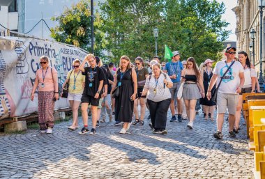 Bükreş, Romanya - 17 Ağustos 2023: Bükreş 'teki eski kent merkezini ziyaret eden organize yabancı turist grubu