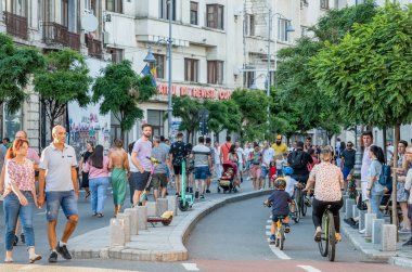 Bükreş, Romanya - 17 Ağustos 2023: Turistler ve yerel halk Zafer Caddesi 'nde geziniyor ve yürüyor (Calea Victoriei). Bükreş 'in eski kentindeki yayalar