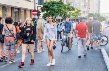 Bükreş, Romanya - 17 Ağustos 2023: Turistler ve yerel halk Zafer Caddesi 'nde geziniyor ve yürüyor (Calea Victoriei). Bükreş 'in eski kentindeki yayalar