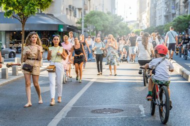 Bükreş, Romanya - 17 Ağustos 2023: Turistler ve yerel halk Zafer Caddesi 'nde geziniyor ve yürüyor (Calea Victoriei). Bükreş 'in eski kentindeki yayalar
