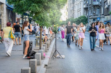 Bükreş, Romanya - 17 Ağustos 2023: Turistler ve yerel halk Zafer Caddesi 'nde geziniyor ve yürüyor (Calea Victoriei). Bükreş 'in eski kentindeki yayalar