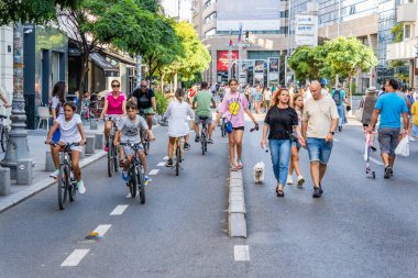 Bükreş, Romanya - 17 Ağustos 2023: Turistler ve yerel halk Zafer Caddesi 'nde geziniyor ve yürüyor (Calea Victoriei). Bükreş 'in eski kentindeki yayalar