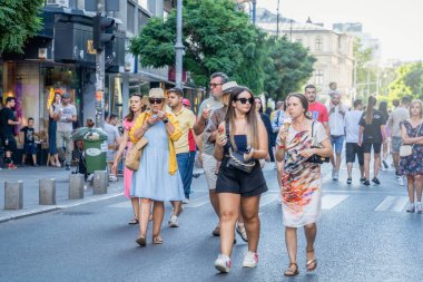 Bükreş, Romanya - 17 Ağustos 2023: Turistler ve yerel halk Zafer Caddesi 'nde geziniyor ve yürüyor (Calea Victoriei). Bükreş 'in eski kentindeki yayalar