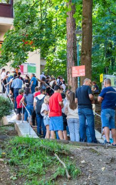 Brasov, Romanya - 02 Eylül 2023: Brasov 'daki Tampa Cable Car istasyonunda kuyrukta bekleyen kalabalık.