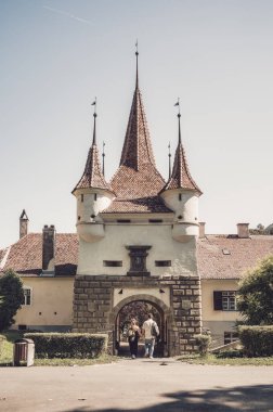 Brasov, Romanya - 02 Eylül 2023: Catherine 'in Kapısı (Rumence - Poarta Ecaterinei) 1559 yılında savunma amaçlı inşa edildi.