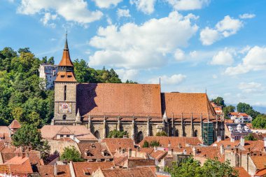 Brasov 'un merkezinde yer alan siyah kilisenin (Biserica Neagra) hava manzarası. Meşhur turistik cazibe.