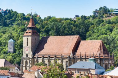 Brasov 'un merkezinde yer alan siyah kilisenin (Biserica Neagra) hava manzarası. Meşhur turistik cazibe.