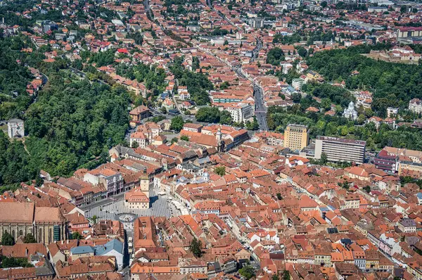 Romanya 'nın Brasov kentiyle Tampa Dağı' ndan hava manzarası.