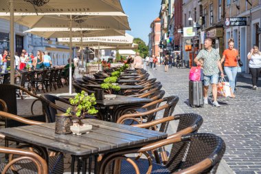 Brasov, Romanya - Eylül 02.2023: Brasov 'un eski şehir merkezindeki yaya bölgesinde turistler ve yerel halk geziniyor.