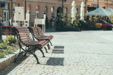 Brasov, Romanya - Eylül 02.2023: Brasov 'un eski şehir merkezindeki yaya bölgesinde turistler ve yerel halk geziniyor.