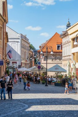 Brasov, Romanya - Eylül 02.2023: Brasov 'un eski şehir merkezindeki yaya bölgesinde turistler ve yerel halk geziniyor.