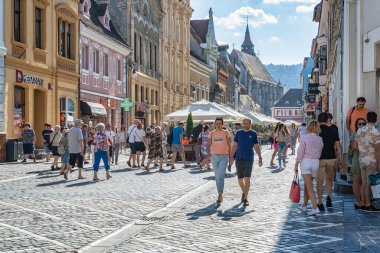 Brasov, Romanya - Eylül 02.2023: Brasov 'un eski şehir merkezindeki yaya bölgesinde turistler ve yerel halk geziniyor.