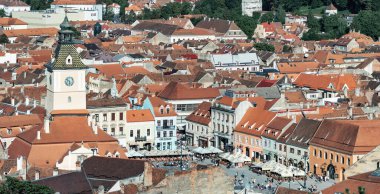 Brasov, Romanya - 02 Eylül 2023: Brasov belediye binasının saat kulesi eski belediye meclisi meydanında yer alıyor. Yukarıdan görüntüle