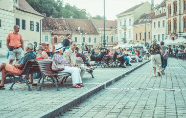 Brasov, Romanya - Eylül 02.2023: Brasov 'un eski şehir merkezindeki yaya bölgesinde turistler ve yerel halk geziniyor.