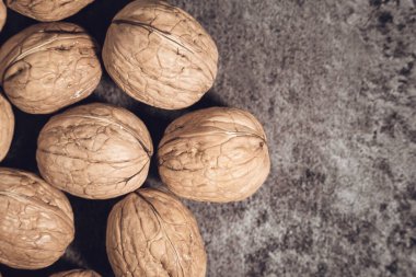 Arka planda kabuklu ceviz var. Taze organik fındık. Üst genel manzara. Arka planda kabuklu ceviz var. Taze organik fındık. Üst genel görünüm.