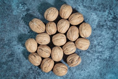 Mavi arka planda kabuklu ceviz. Taze organik fındık. Üst genel görünüm.