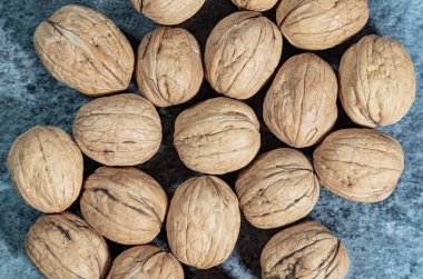 Mavi arka planda kabuklu ceviz. Taze organik fındık. Üst genel görünüm.