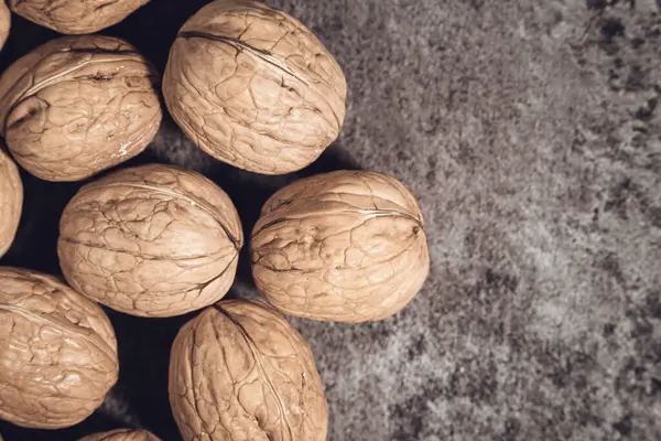 Arka planda kabuklu ceviz var. Taze organik fındık. Üst genel manzara. Arka planda kabuklu ceviz var. Taze organik fındık. Üst genel görünüm.