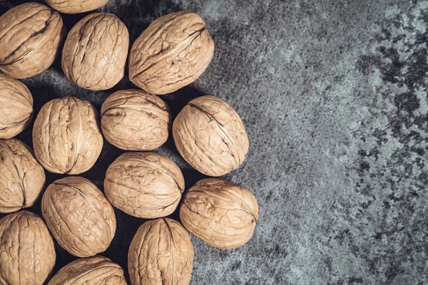 Arka planda kabuklu ceviz var. Taze organik fındık. Üst genel manzara. Arka planda kabuklu ceviz var. Taze organik fındık. Üst genel görünüm.