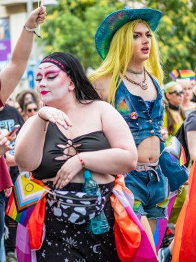 Bükreş, Romanya - 08.28.2023: Bükreş 'teki LGBTQ Onur Yürüyüşüne katılan bir kalabalık