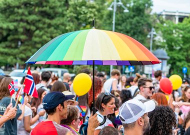Bükreş, Romanya - 08.28.2023: Bükreş 'teki LGBTQ Onur Yürüyüşüne katılan bir kalabalık