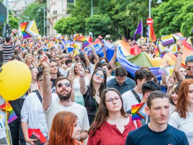 Bükreş, Romanya - 08.28.2023: Bükreş 'teki LGBTQ Onur Yürüyüşüne katılan bir kalabalık