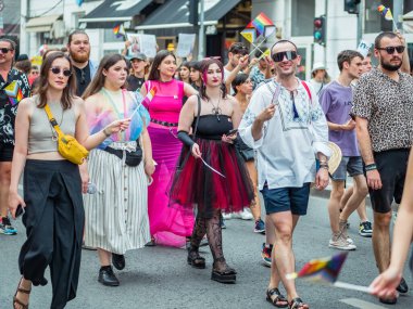Bükreş, Romanya - 08.28.2023: Bükreş 'teki LGBTQ Onur Yürüyüşüne katılan bir kalabalık