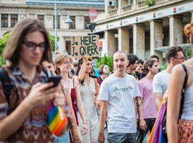 Bükreş, Romanya - 08.28.2023: Bükreş 'teki LGBTQ Onur Yürüyüşüne katılan bir kalabalık