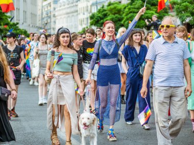 Bükreş, Romanya - 08.28.2023: Bükreş 'teki LGBTQ Onur Yürüyüşüne katılan bir kalabalık