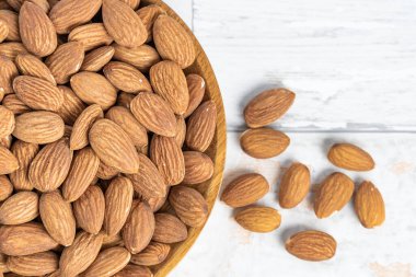 Tahta tabakta taze, sağlıklı badem fındıkları..