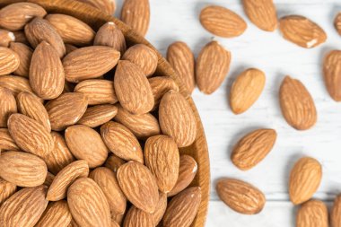 Tahta tabakta taze, sağlıklı badem fındıkları..