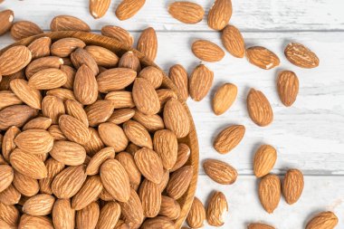 Tahta tabakta taze, sağlıklı badem fındıkları..