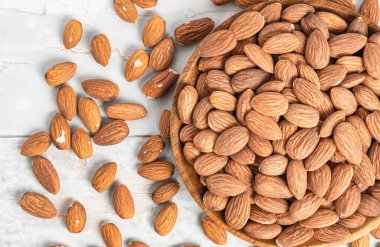 Tahta tabakta taze, sağlıklı badem fındıkları..