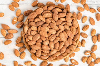 Tahta tabakta taze, sağlıklı badem fındıkları..