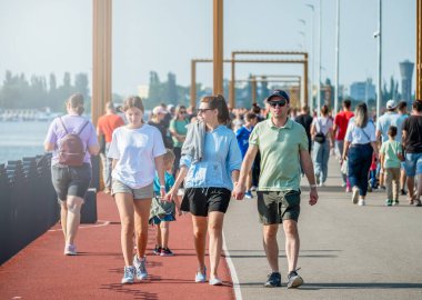 Bükreş, Romanya - 16 Eylül 2023: Bükreş 'teki Dambovita Gölü' nde (Lacul Morii) hafta sonu gezinen kalabalık ve aileler.