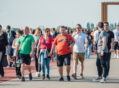 Bükreş, Romanya - 16 Eylül 2023: Bükreş 'teki Dambovita Gölü' nde (Lacul Morii) hafta sonu gezinen kalabalık ve aileler.