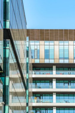 Modern bir ofis ve apartmanın detayları. Bükreş 'in merkezindeki cam bina..