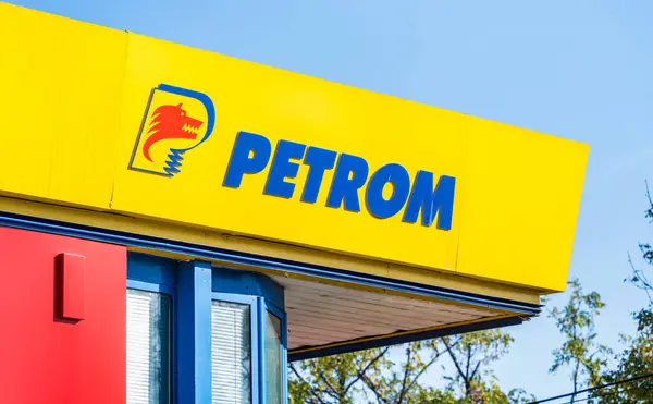 Bükreş, Romanya - 10.14.2023: Bükreş 'teki petrol ve akaryakıt istasyonu. Petrom, Avusturyalı OMV 'nin bir parçası.
