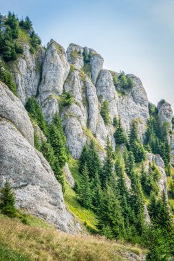 Ciucas Dağları 'nda büyük kaya oluşumu. Romanya 'nın Karpat Dağları' ndaki manzara manzaraları.