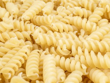 Bir yığın çiğ İtalyan fusilli spiral makarna. Doku arkaplanı.