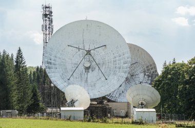 Romanya 'nın Cheia kasabasında bulunan Uydu İletişim Merkezi. Alıcı Vericisi (Rx, Tx) anten
