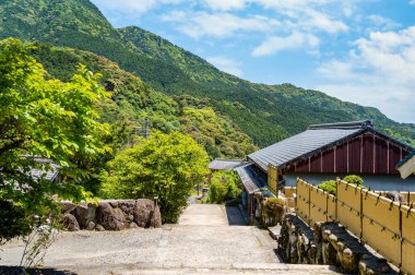 Daimon-zaka kaldırım taşı merdiven yamacı. Kumano Kodo hac rotasında kısa bir yürüyüş. Japonya 'dan manzara manzarası.