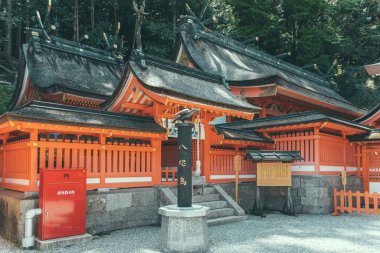 Nachi-Katsuura, Japonya -05.09.2024: Kumano Nachi Taisha tapınağında geleneksel Japon mimarisi ile ayrıntılı bilgi.