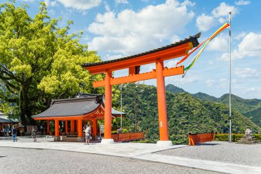 Nachi-Katsuura, Japonya -05.09.2024: Kumano-Nachi Taisha Grand Shrine 'deki büyük kırmızı Torii Kapısı, Japonya