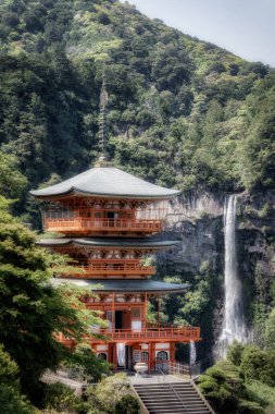 Nachi Şelalesi 'nin önündeki Seigantoji Budist Tapınağı' nın üç katlı kırmızı geçidi. Japonya, Nachikatsuura 'daki güzel doğal manzara.